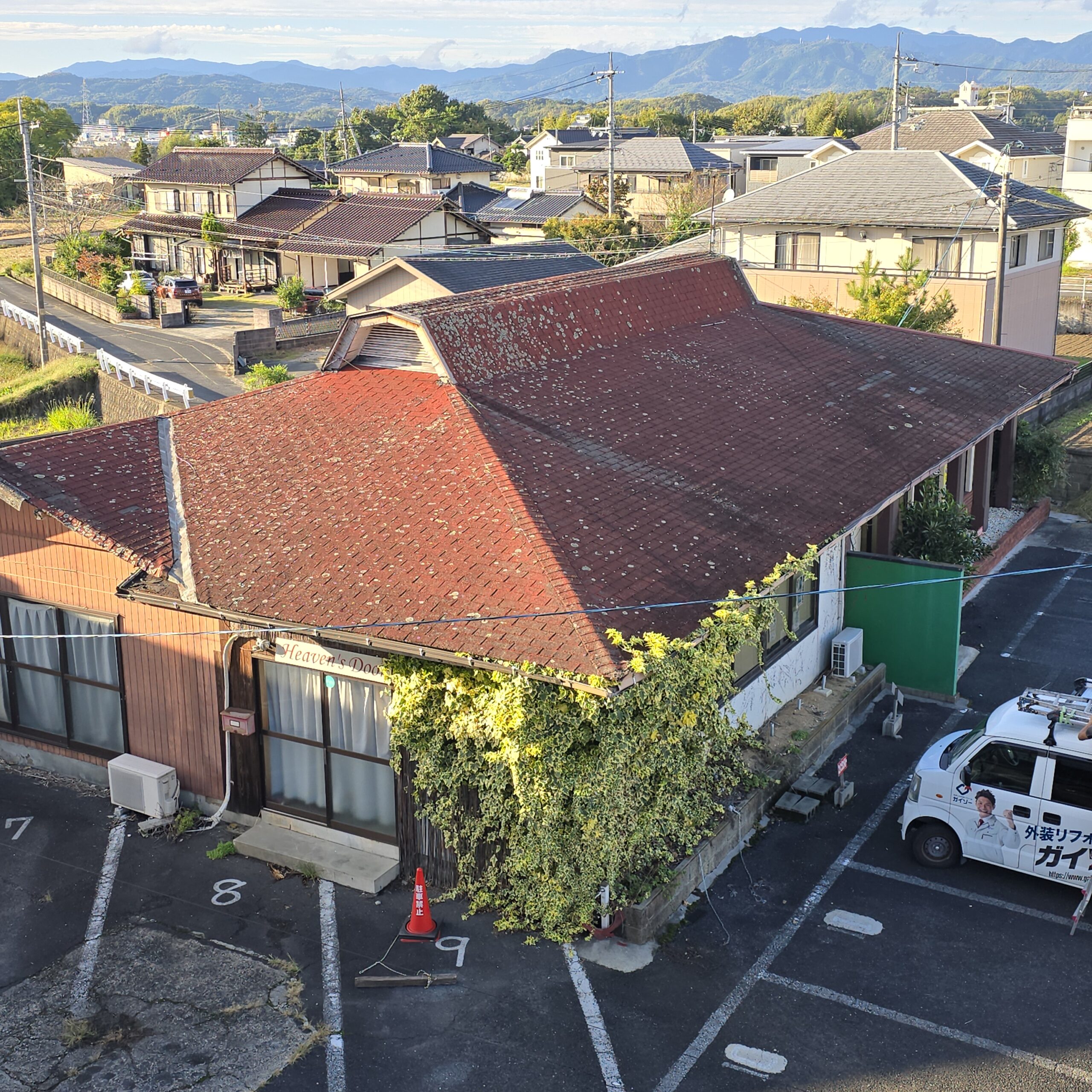 大阪府枚方市にて雨漏り修理・屋根修理〈築40年戸建てのカバー工事〉の施工前写真