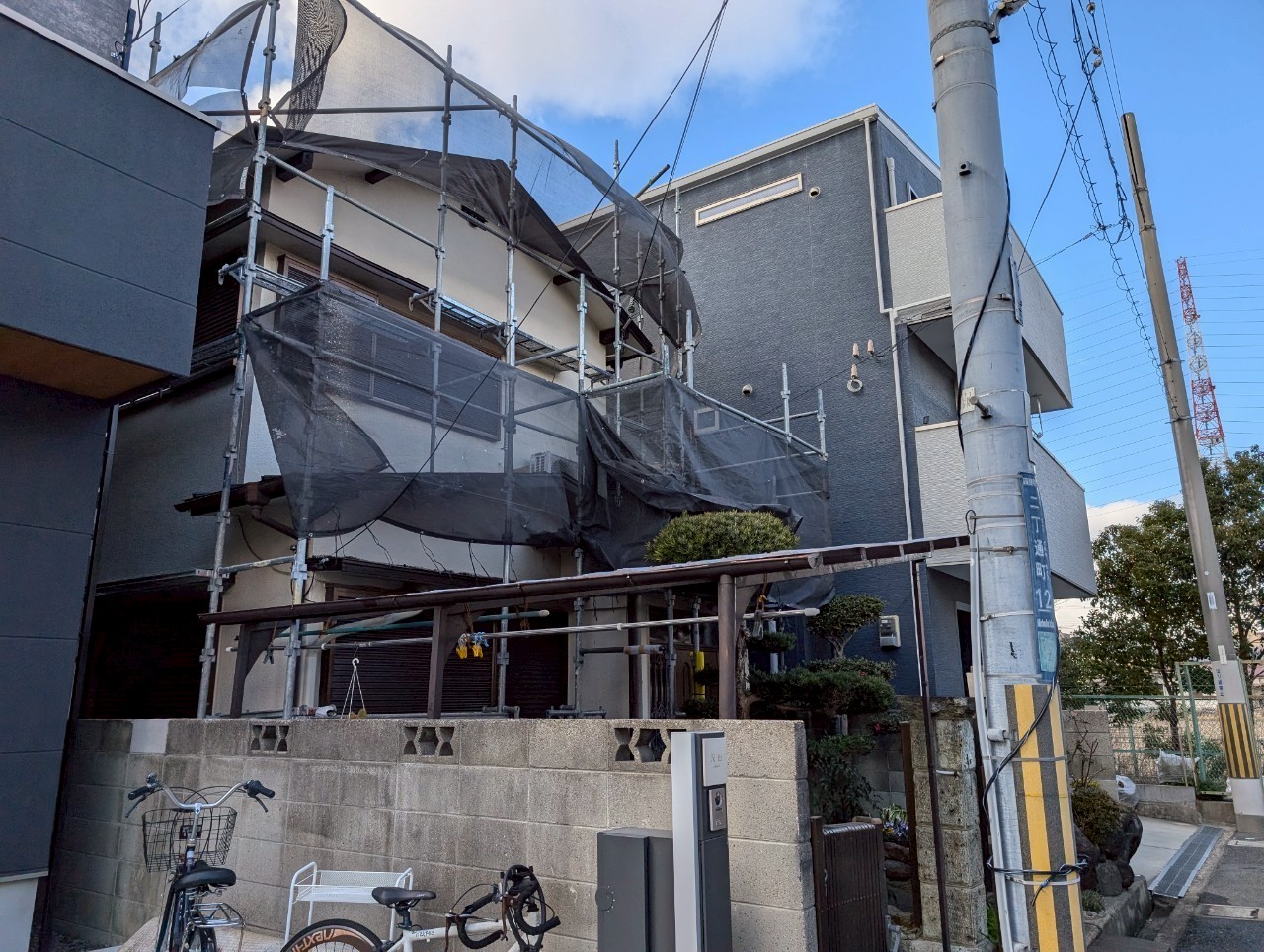 大阪府四条畷市にて屋根修理・葺き替え工事〈築45年瓦屋根の軽量化〉の施工前写真