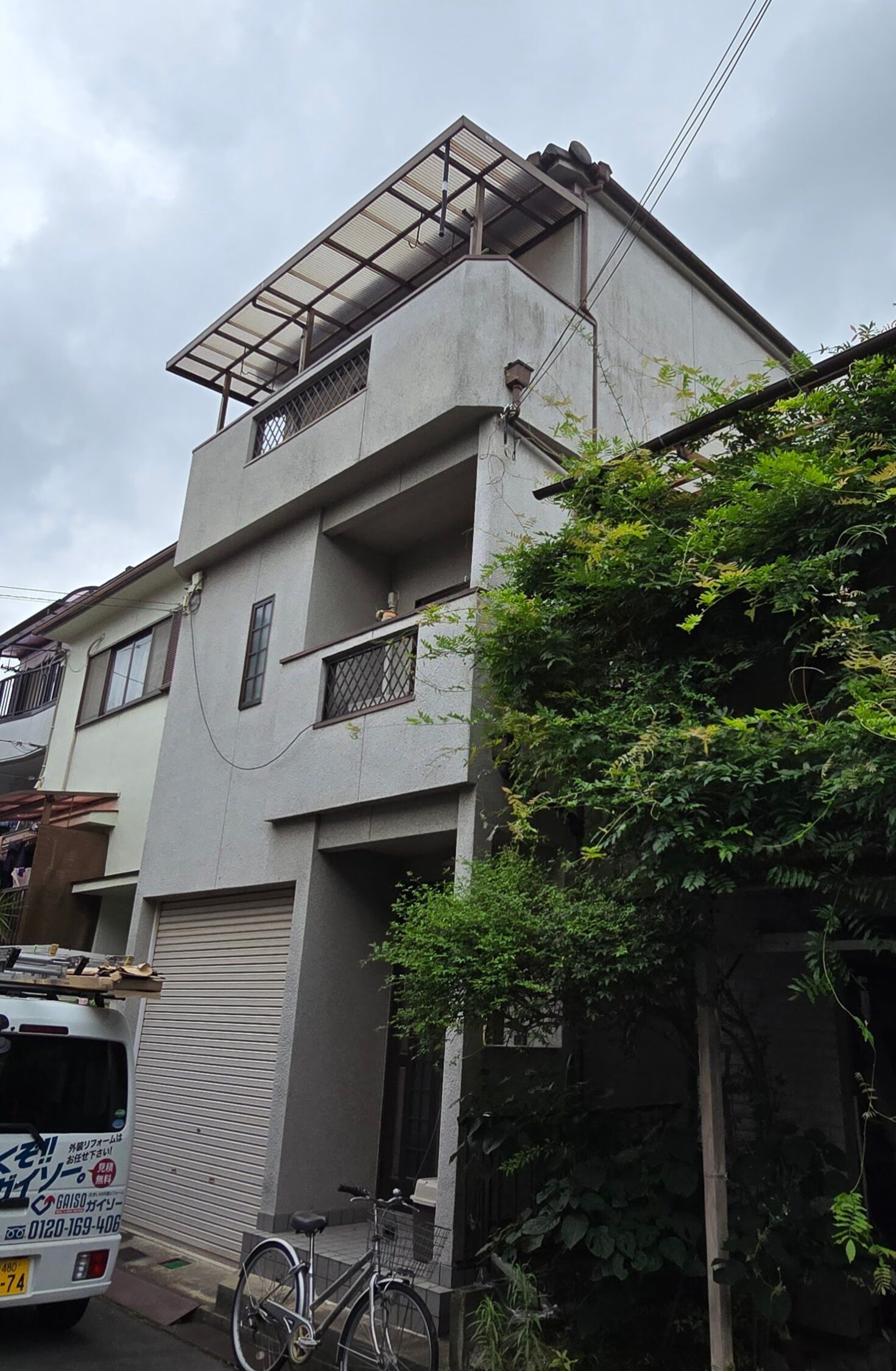 寝屋川市にて塗装工事〈雨漏り予防のメンテナンス工事〉の施工前写真