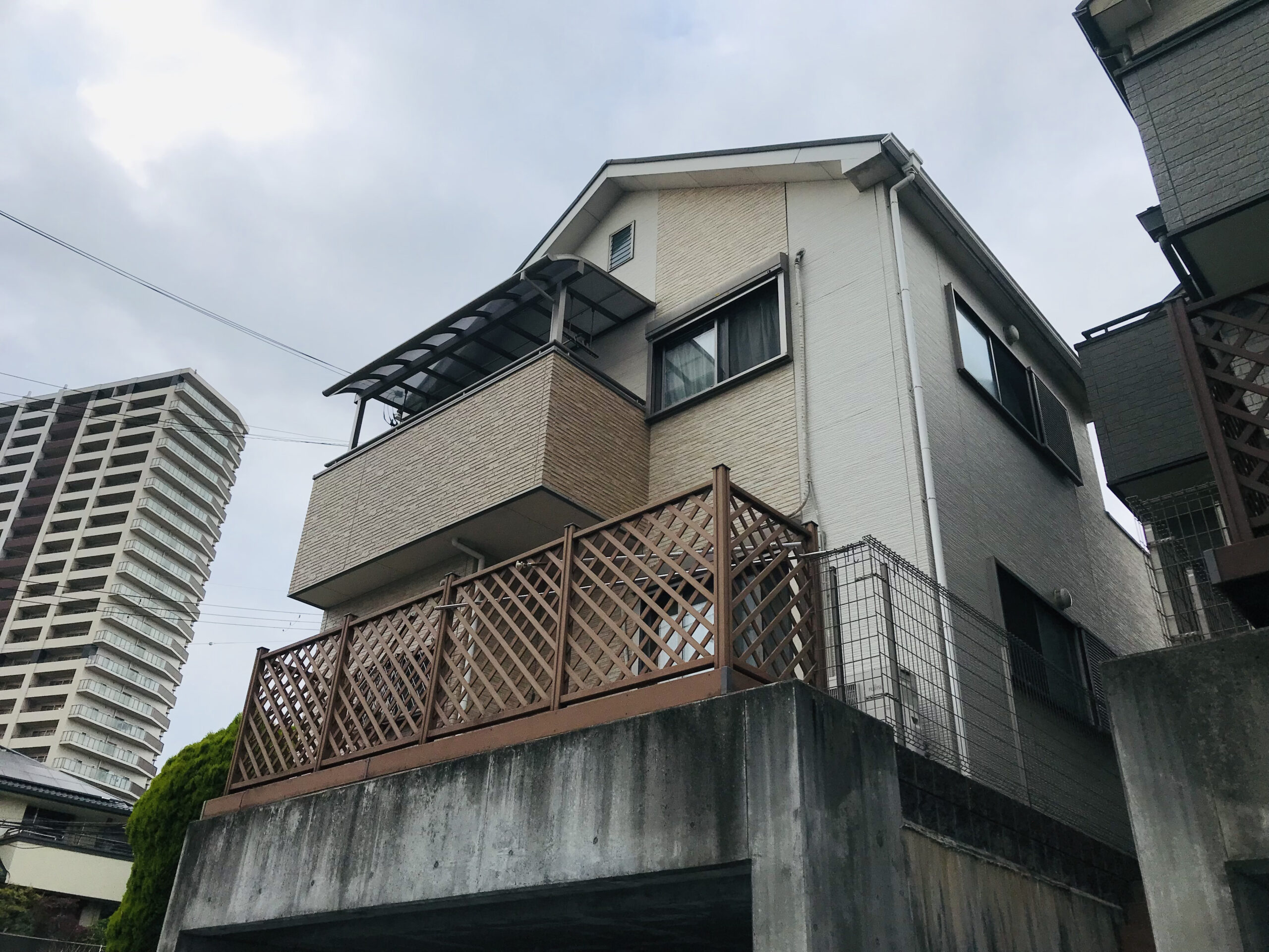 寝屋川市にて雨漏り修理〈サイディング目地からの雨漏り〉の施工前写真