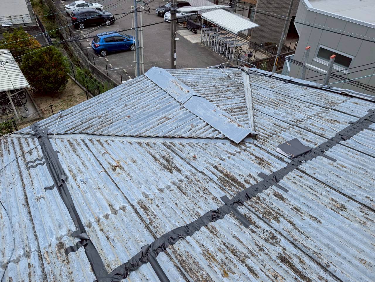 大阪府寝屋川市にて雨漏り修理〈スレート屋根からの雨漏り・カバー工法〉の施工前写真
