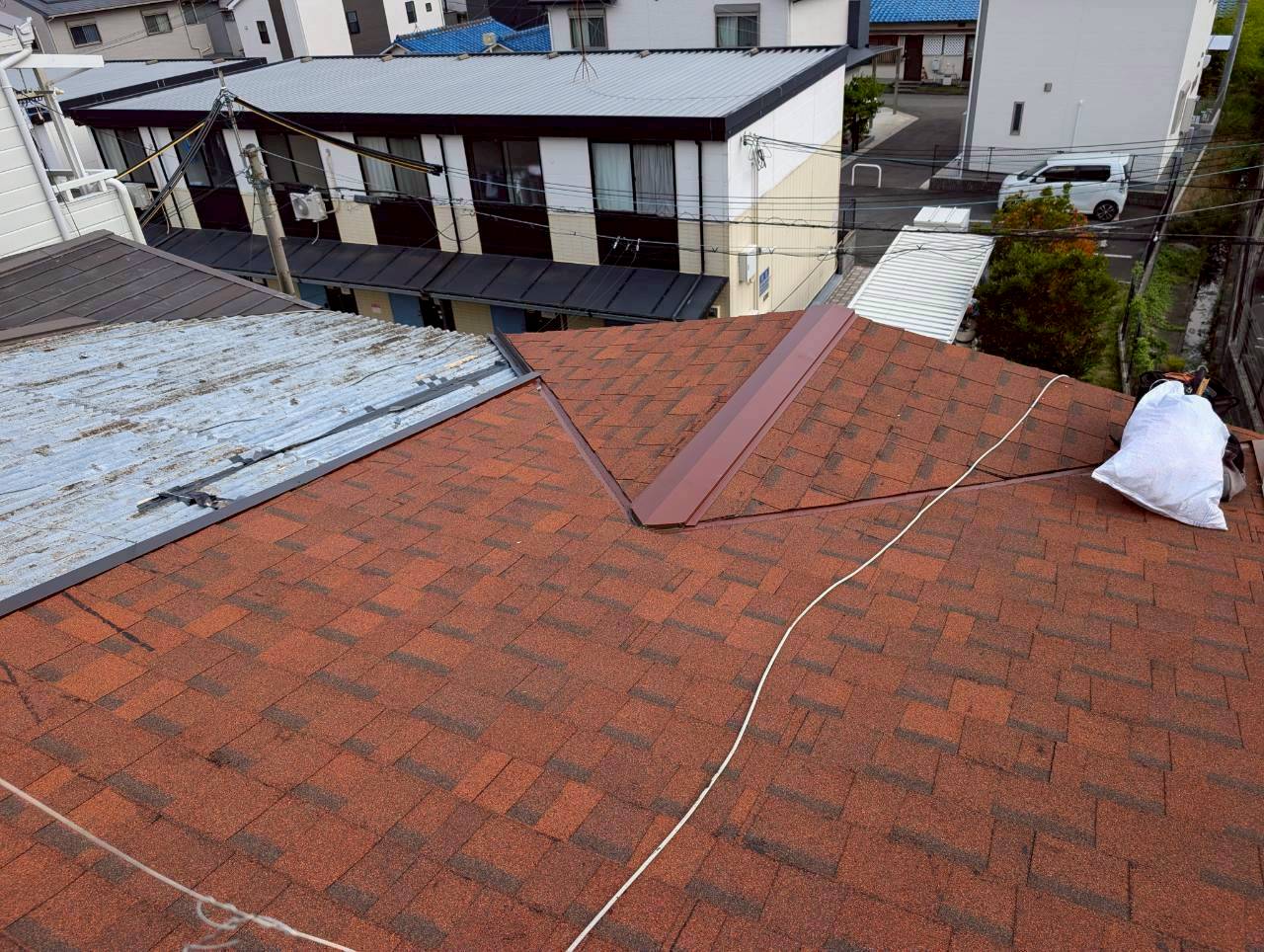 大阪府寝屋川市にて雨漏り修理〈スレート屋根からの雨漏り・カバー工法〉の施工後写真